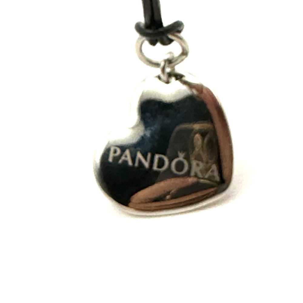 Pandora Jewelry Collector’s Gift Set - Heart Key Chain & Cleaning Brush - Picture 7 of 8